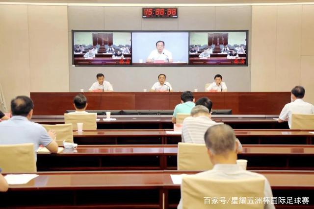 西多夫造访曼联训练基地，与球员亲密互动